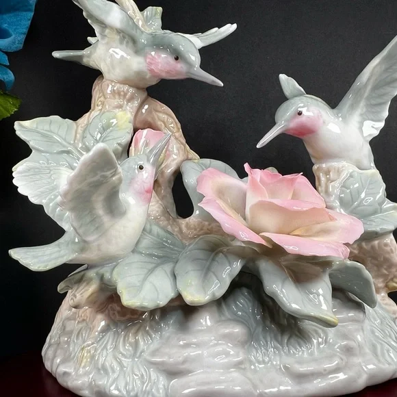 ๐SOLD๐ Vintage Fluttering HUMMINGBIRDS Ceramic Music Box Plays "Close to you" - Picture 5 of 17